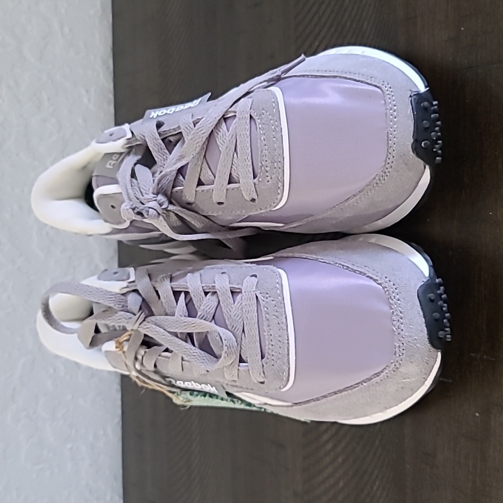 NWT Mens Reebok Retro Style Gray & Wht Sneakers Size: 10